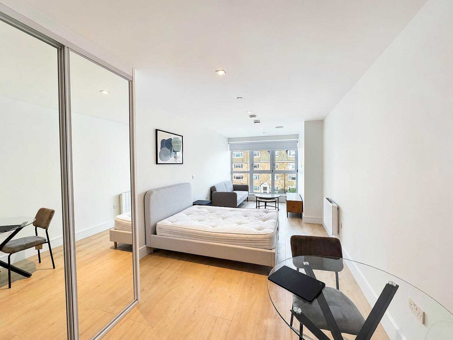 Flat 40, Coombe Hill House, Beverley Way - studio 1